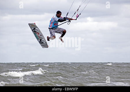 Kitesurfer, saut de la Coupe du Monde de Kitesurf, Allemagne, Schleswig-Holstein, Saint Peter Ording Banque D'Images