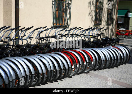 Rangée de vélos à une location de vélos, l'Allemagne, Munich Banque D'Images