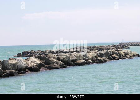 Rochers sur la mer Adriatique en Italie Banque D'Images