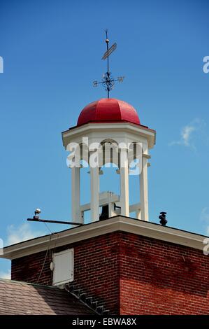 Newport, NEW HAMPSHIRE : La coupole distinctif avec Bell et girouette au sommet 1859 # 2 Mill Banque D'Images