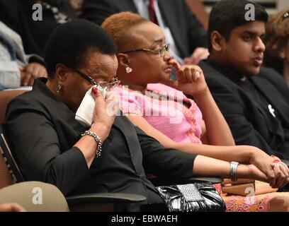 (141204) -- JOHANNESBURG, le 4 décembre 2014 (Xinhua) -- Graça Machel (L), veuve de la fin de l'ancien président de l'Afrique du Sud Nelson Mandela, assiste à la cérémonie d'ouverture de l'exposition de livres de condoléances Nelson Mandela à la Nelson Mandela Centre de mémoire de Johannesburg, Afrique du Sud, le 4 décembre 2014. La Nelson Mandela Condoléances Books Exhibition a eu lieu jeudi à l'occasion du prochain anniversaire de la fin de l'Afrique du Sud, le Président Nelson Mandela's passant qui tombe le 5 décembre 2014. Un total de 4850 livres de condoléances qui ont été portées à l'Afrique du Sud ambassades partout dans le monde et plus Banque D'Images