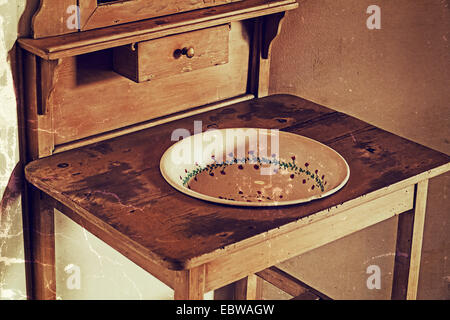 Les vieux meubles pour laver leurs mains, composée d'un bol en céramique décorée et table en bois. Utilisé dans les zones rurales de la Voïvodine Banque D'Images