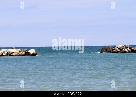 Rochers sur la mer Adriatique en Italie Banque D'Images