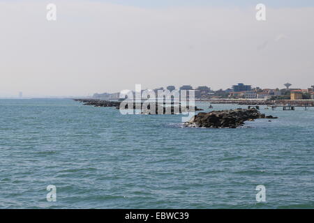 Rochers sur la mer Adriatique en Italie Banque D'Images