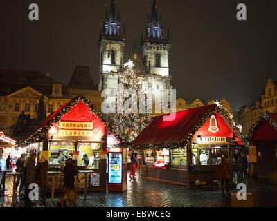 Vue sur le traditionnel Marché de Noël de la place de la vieille ville de Prague la nuit Banque D'Images