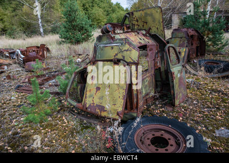 Junk Yard près de Illinci (ou Ilintsy) village de zone d'exclusion de Tchernobyl, l'Ukraine Banque D'Images