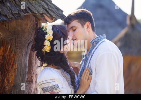 Jeune couple romantique en ukrainien vêtements de style kissing outdoors Banque D'Images