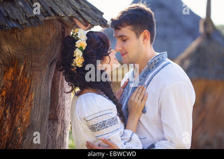 Jeune couple romantique en plein air vêtements de style ukrainien Banque D'Images