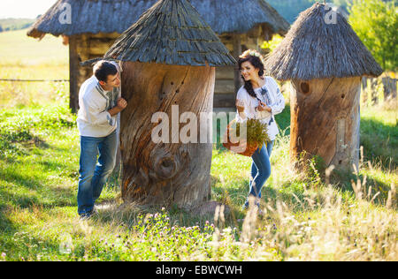 Jeune couple en vêtements de style ukrainien s'amuser en plein air Banque D'Images