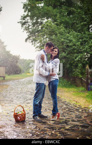 Jeune couple en ukrainien vêtements de style debout sous la pluie Banque D'Images