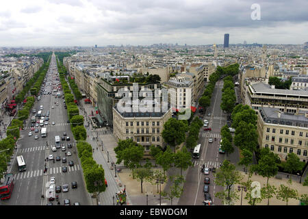 Vue sur Paris de l'Arc de Triomphe, Paris nuageux Banque D'Images