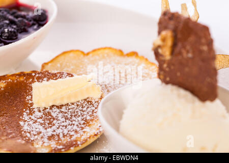 Sweet pancakes savoureux avec icecream vanille confiture de fruits et sirops topping Banque D'Images