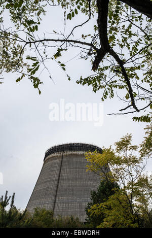 La tour de refroidissement du réacteur inachevé de numéro 5 en centrale nucléaire de Tchernobyl, en zone d'exclusion de Tchernobyl, l'Ukraine Banque D'Images