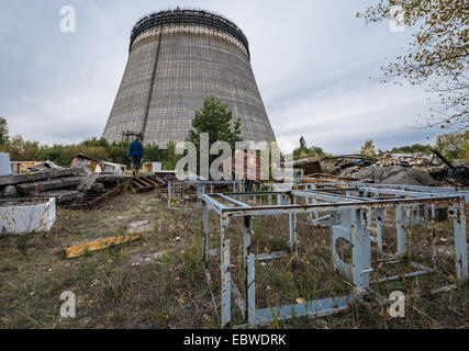 La tour de refroidissement du réacteur inachevé de numéro 5 en centrale nucléaire de Tchernobyl, en zone d'exclusion de Tchernobyl, l'Ukraine Banque D'Images