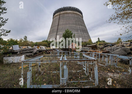 La tour de refroidissement du réacteur inachevé de numéro 5 en centrale nucléaire de Tchernobyl, en zone d'exclusion de Tchernobyl, l'Ukraine Banque D'Images