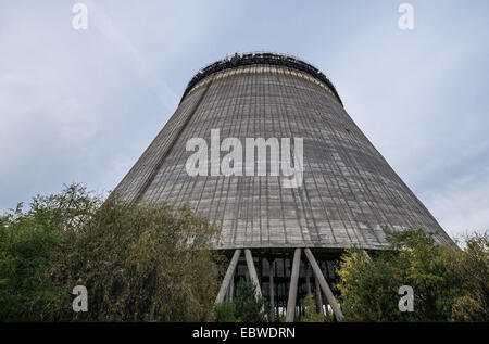 La tour de refroidissement du réacteur inachevé de numéro 5 en centrale nucléaire de Tchernobyl, en zone d'exclusion de Tchernobyl, l'Ukraine Banque D'Images