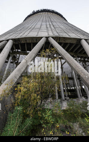 La tour de refroidissement du réacteur inachevé de numéro 5 en centrale nucléaire de Tchernobyl, en zone d'exclusion de Tchernobyl, l'Ukraine Banque D'Images