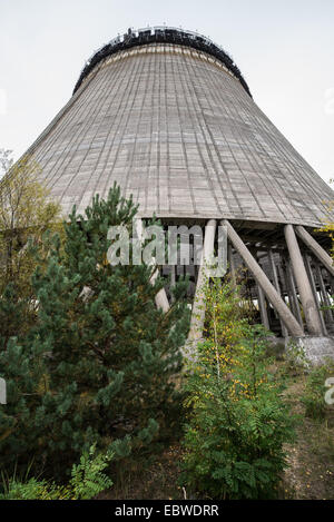 La tour de refroidissement du réacteur inachevé de numéro 5 en centrale nucléaire de Tchernobyl, en zone d'exclusion de Tchernobyl, l'Ukraine Banque D'Images