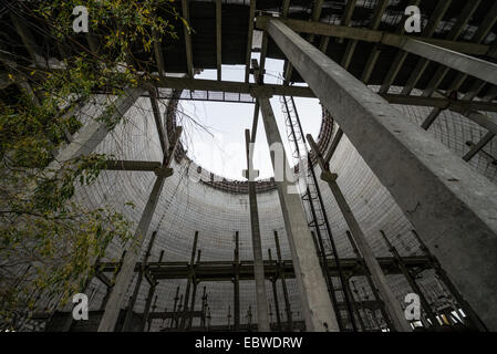 La tour de refroidissement du réacteur inachevé de numéro 5 en centrale nucléaire de Tchernobyl, en zone d'exclusion de Tchernobyl, l'Ukraine Banque D'Images