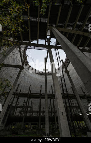 La tour de refroidissement du réacteur inachevé de numéro 5 en centrale nucléaire de Tchernobyl, en zone d'exclusion de Tchernobyl, l'Ukraine Banque D'Images