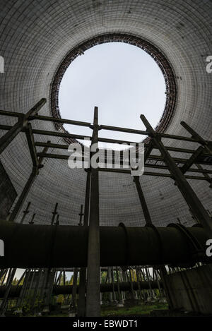 La tour de refroidissement du réacteur inachevé de numéro 5 en centrale nucléaire de Tchernobyl, en zone d'exclusion de Tchernobyl, l'Ukraine Banque D'Images