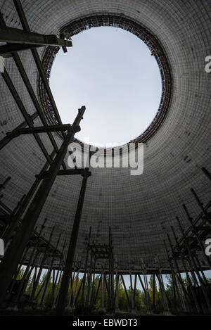 La tour de refroidissement du réacteur inachevé de numéro 5 en centrale nucléaire de Tchernobyl, en zone d'exclusion de Tchernobyl, l'Ukraine Banque D'Images