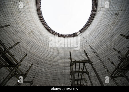 La tour de refroidissement du réacteur inachevé de numéro 5 en centrale nucléaire de Tchernobyl, en zone d'exclusion de Tchernobyl, l'Ukraine Banque D'Images