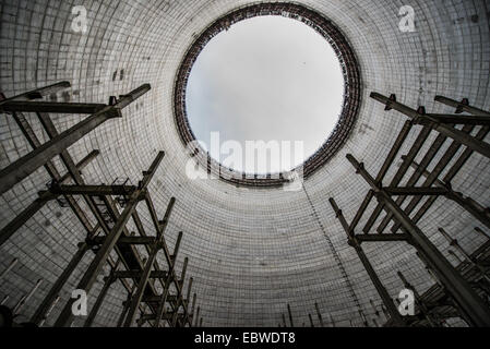 La tour de refroidissement du réacteur inachevé de numéro 5 en centrale nucléaire de Tchernobyl, en zone d'exclusion de Tchernobyl, l'Ukraine Banque D'Images