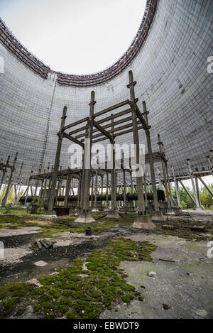 La tour de refroidissement du réacteur inachevé de numéro 5 en centrale nucléaire de Tchernobyl, en zone d'exclusion de Tchernobyl, l'Ukraine Banque D'Images