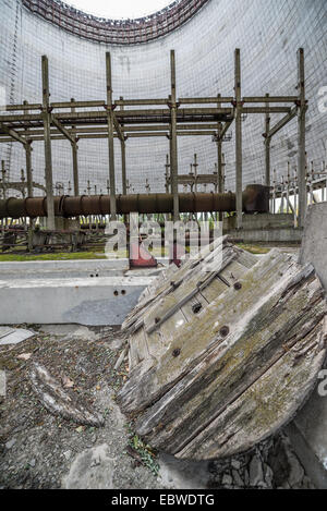 La tour de refroidissement du réacteur inachevé de numéro 5 en centrale nucléaire de Tchernobyl, en zone d'exclusion de Tchernobyl, l'Ukraine Banque D'Images