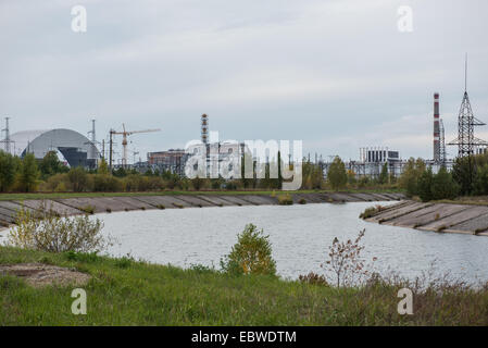 Nouveau confinement de sécurité construit pour contenir des vieux sarcophage du réacteur nucléaire numéro 4 dans la centrale nucléaire de Tchernobyl, l'Ukraine Banque D'Images