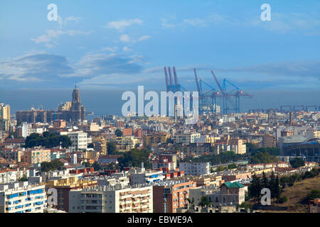 Vue depuis la colline vers la mer Méditerranée. Malaga, Espagne. Banque D'Images