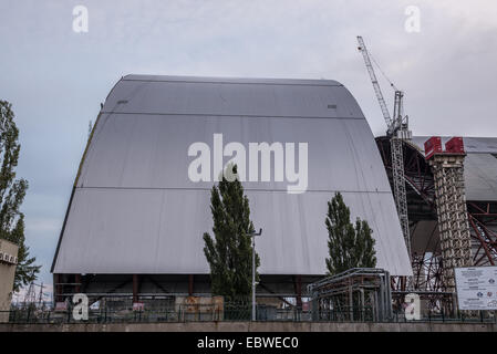 Nouveau confinement de sécurité construit pour contenir des vieux sarcophage du réacteur nucléaire numéro 4 dans la centrale nucléaire de Tchernobyl, l'Ukraine Banque D'Images