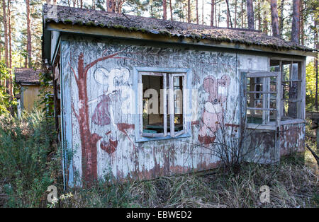 Personnage soviétique des dessins sur maison en bois en été Izumrudnoe (Émeraude), zone d'exclusion de Tchernobyl, l'Ukraine Banque D'Images