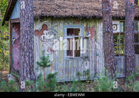 Personnage soviétique des dessins sur maison en bois en été Izumrudnoe (Émeraude), zone d'exclusion de Tchernobyl, l'Ukraine Banque D'Images