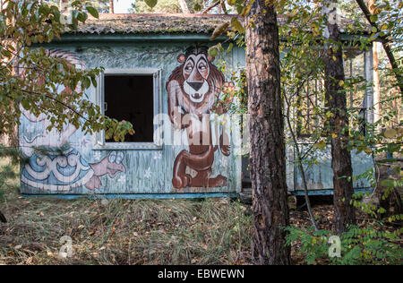 Personnage soviétique des dessins sur maison en bois en été Izumrudnoe (Émeraude), zone d'exclusion de Tchernobyl, l'Ukraine Banque D'Images