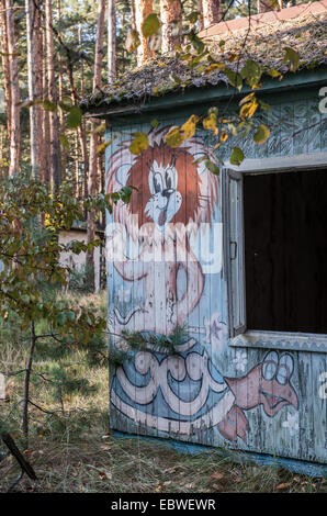 Personnage soviétique des dessins sur maison en bois en été Izumrudnoe (Émeraude), zone d'exclusion de Tchernobyl, l'Ukraine Banque D'Images