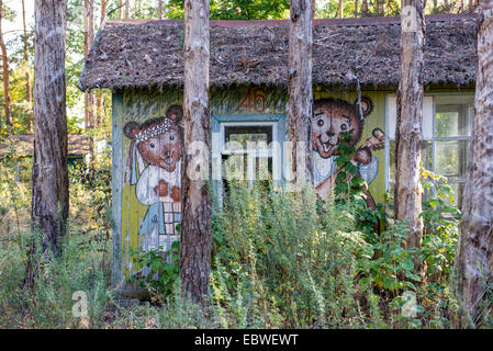 Personnage soviétique des dessins sur maison en bois en été Izumrudnoe (Émeraude), zone d'exclusion de Tchernobyl, l'Ukraine Banque D'Images