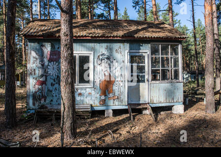 Personnage soviétique des dessins sur maison en bois en été Izumrudnoe (Émeraude), zone d'exclusion de Tchernobyl, l'Ukraine Banque D'Images