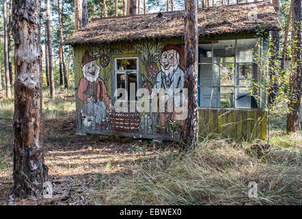 Personnage soviétique des dessins sur maison en bois en été Izumrudnoe (Émeraude), zone d'exclusion de Tchernobyl, l'Ukraine Banque D'Images