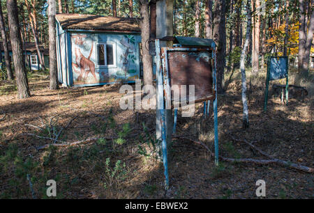 Personnage soviétique des dessins sur maison en bois en été Izumrudnoe (Émeraude), zone d'exclusion de Tchernobyl, l'Ukraine Banque D'Images