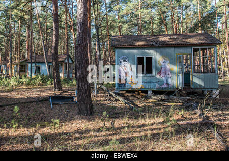 Personnage soviétique des dessins sur maison en bois en été Izumrudnoe (Émeraude), zone d'exclusion de Tchernobyl, l'Ukraine Banque D'Images