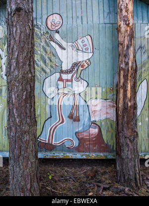 De vixen de dessin animé soviétique sur maison en bois dans village de vacances Izumrudnoe (Émeraude), zone d'exclusion de Tchernobyl, l'Ukraine Banque D'Images