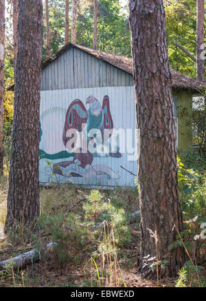 Personnage soviétique des dessins sur maison en bois en été Izumrudnoe (Émeraude), zone d'exclusion de Tchernobyl, l'Ukraine Banque D'Images