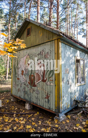 Personnage soviétique des dessins sur maison en bois en été Izumrudnoe (Émeraude), zone d'exclusion de Tchernobyl, l'Ukraine Banque D'Images