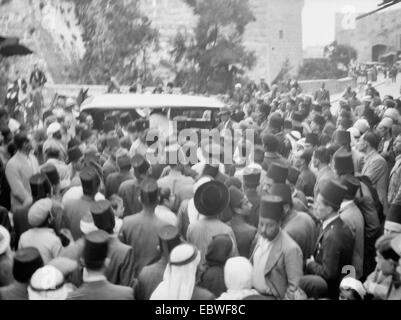 Arrivée du Négus à Haïfa - les foules le long de la route (à Haïfa ou à Jérusalem) en attente de la famille de l'Empereur Éthiopien Haile Selassie I qui est arrivé à Haïfa sur le navire britannique, le H.M.S. Enterprise, le 8 mai 1936 Banque D'Images