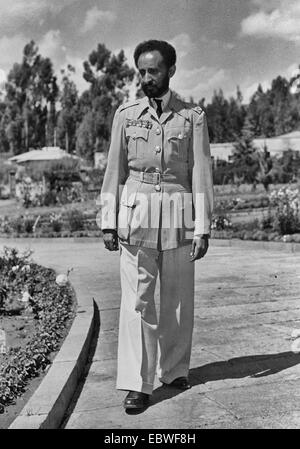 Délégation militaire américaine demande à Haile Selassie. Sa Majesté, Haïlé Sélassié, empereur d'Éthiopie, flânant dans les palais, circa 1944 Banque D'Images