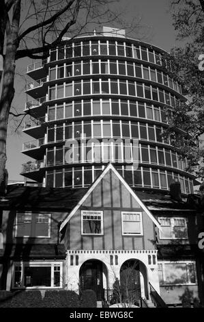 Maison du patrimoine moderne immeuble en copropriété avec en arrière-plan, Vancouver, British Columbia, Canada Banque D'Images