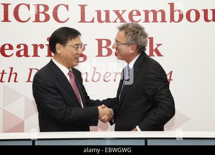 La Ville de Luxembourg, Luxembourg. 9Th Jul 2014. Ministre des Finances du Luxembourg Pierre Gramegna (R) et président de l'ICBC Jiang Jianqing serrer la main à la cérémonie de lancement de l'ICBC Succursale de Luxembourg comme RMB clearing bank dans la ville de Luxembourg, Luxembourg, le 4 décembre 2014. L'ICBC Succursale de Luxembourg a été conçu comme RMB clearing bank à Luxembourg par la Banque populaire de Chine en septembre. Le Luxembourg a la plus grande réserve de souris dans la zone euro, et est aussi le principal centre de RMB des fonds de placement et d'obligations RMB en Europe. © Wang Xiaojun/Xinhua/Alamy Live News Banque D'Images