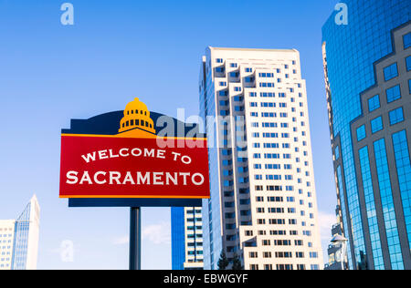 Un 'Bienvenue à Sacramento' signer au centre-ville de Sacramento, avec des gratte-ciel (pas dans le plan de mise au point nette). Banque D'Images